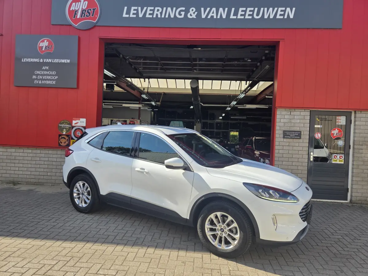 2.5 PHEV Titanium met nieuwe trekhaak!/ Parkeersensoren V+A / Navigatie/ Camera/ Stoelverwarming/ Rijklaarprijs!