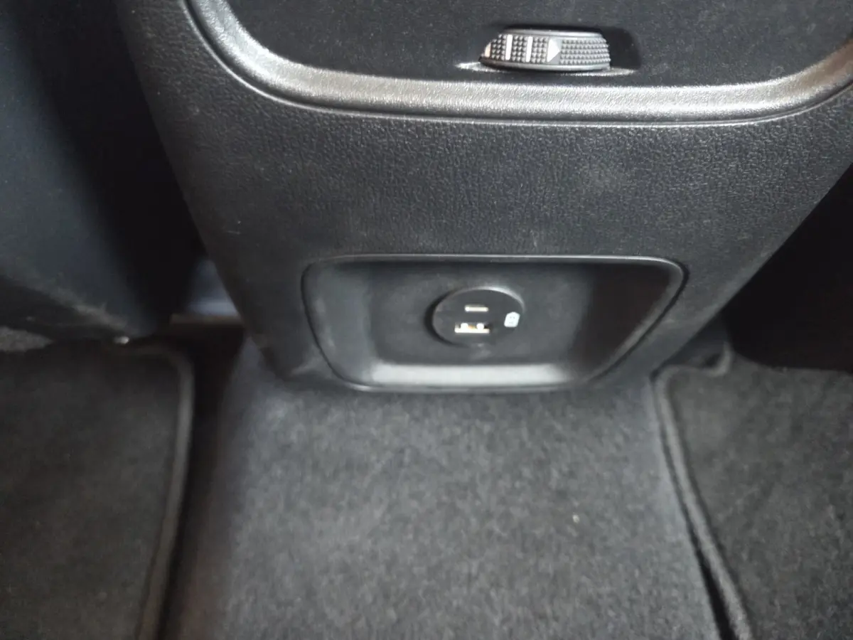 2.5 PHEV Titanium met nieuwe trekhaak!/ Parkeersensoren V+A / Navigatie/ Camera/ Stoelverwarming/ Rijklaarprijs!