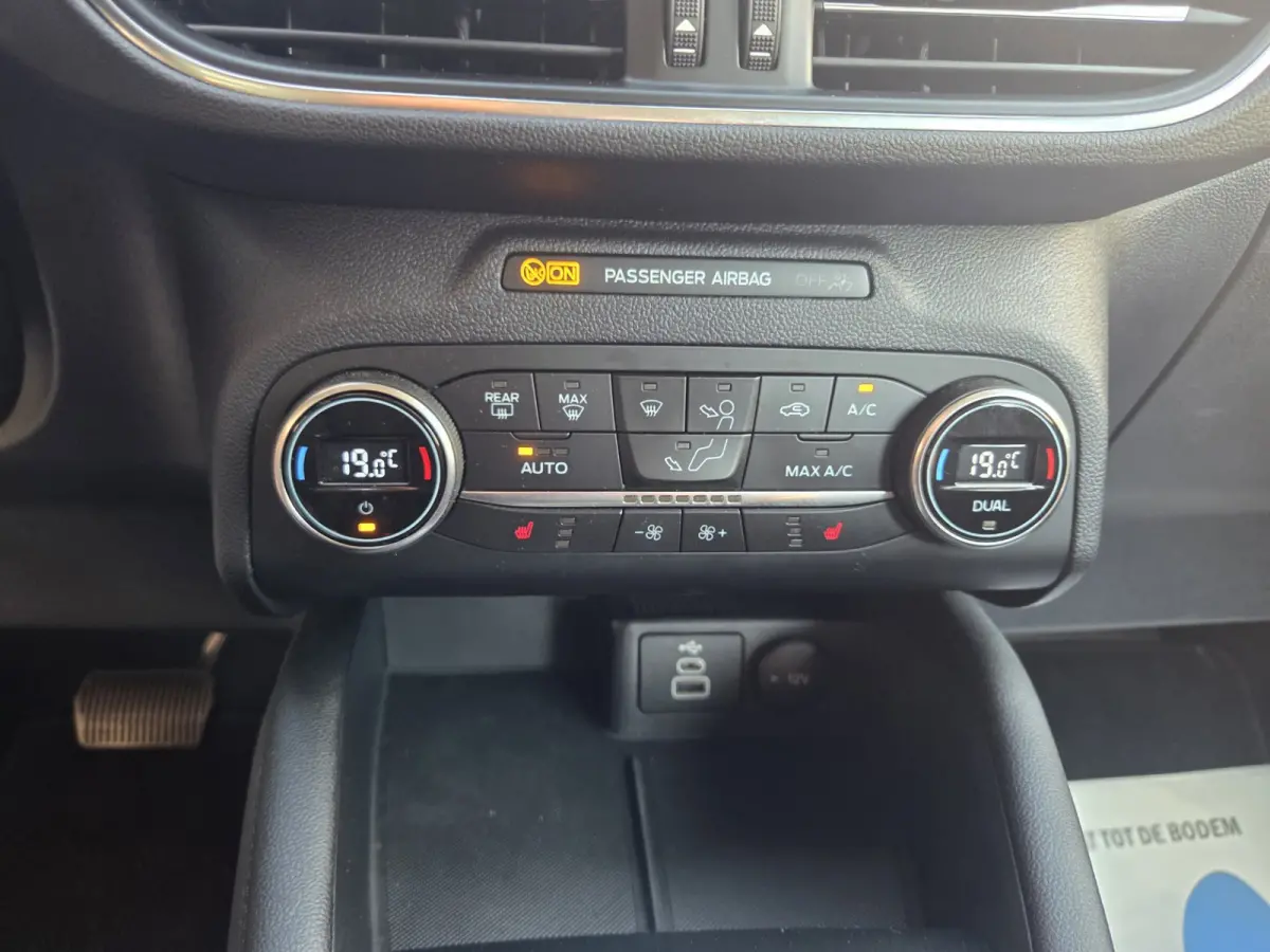 2.5 PHEV Titanium met nieuwe trekhaak!/ Parkeersensoren V+A / Navigatie/ Camera/ Stoelverwarming/ Rijklaarprijs!