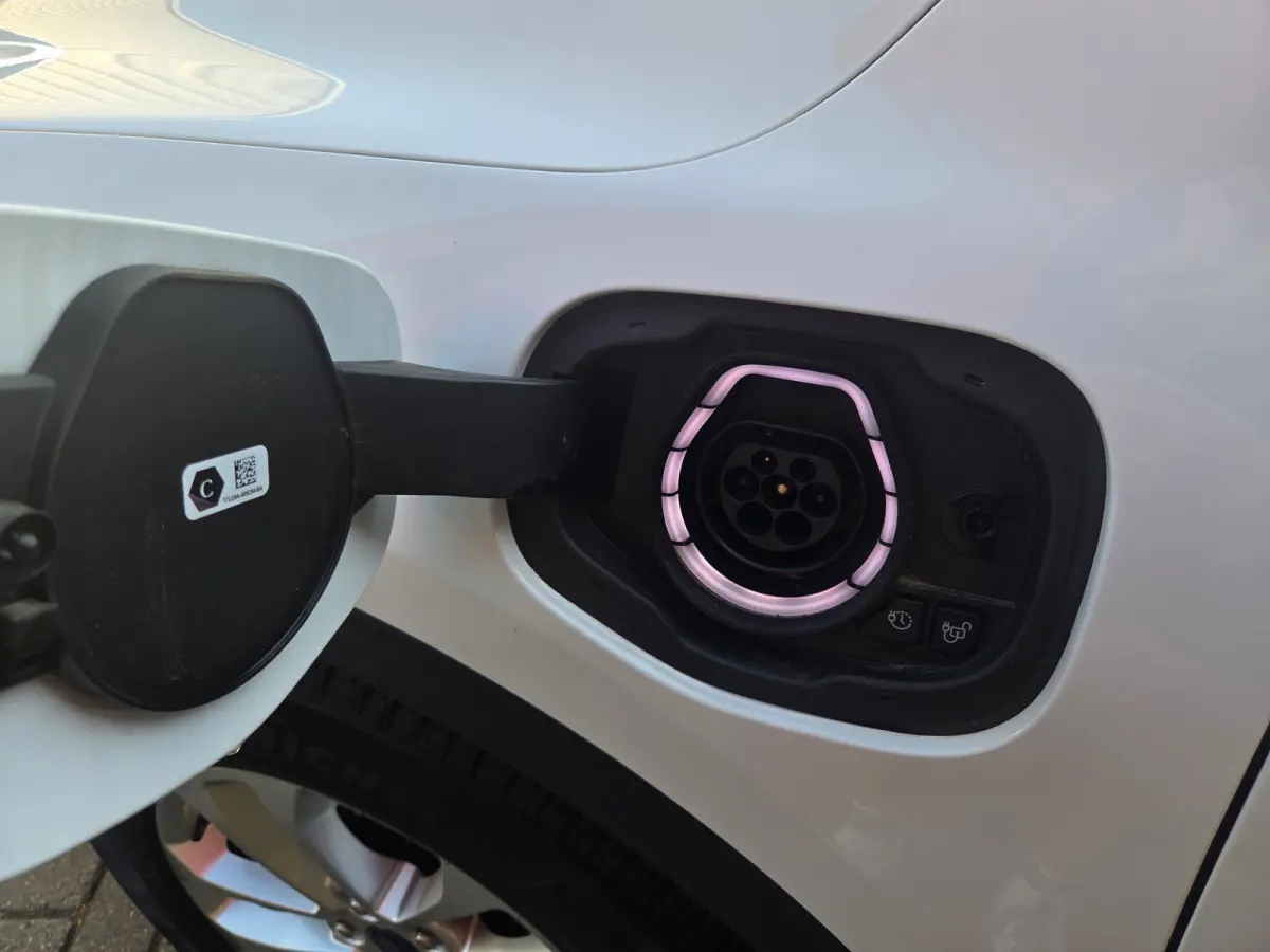 2.5 PHEV Titanium met nieuwe trekhaak!/ Parkeersensoren V+A / Navigatie/ Camera/ Stoelverwarming/ Rijklaarprijs!