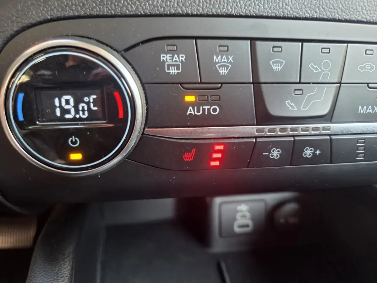 2.5 PHEV Titanium met nieuwe trekhaak!/ Parkeersensoren V+A / Navigatie/ Camera/ Stoelverwarming/ Rijklaarprijs!