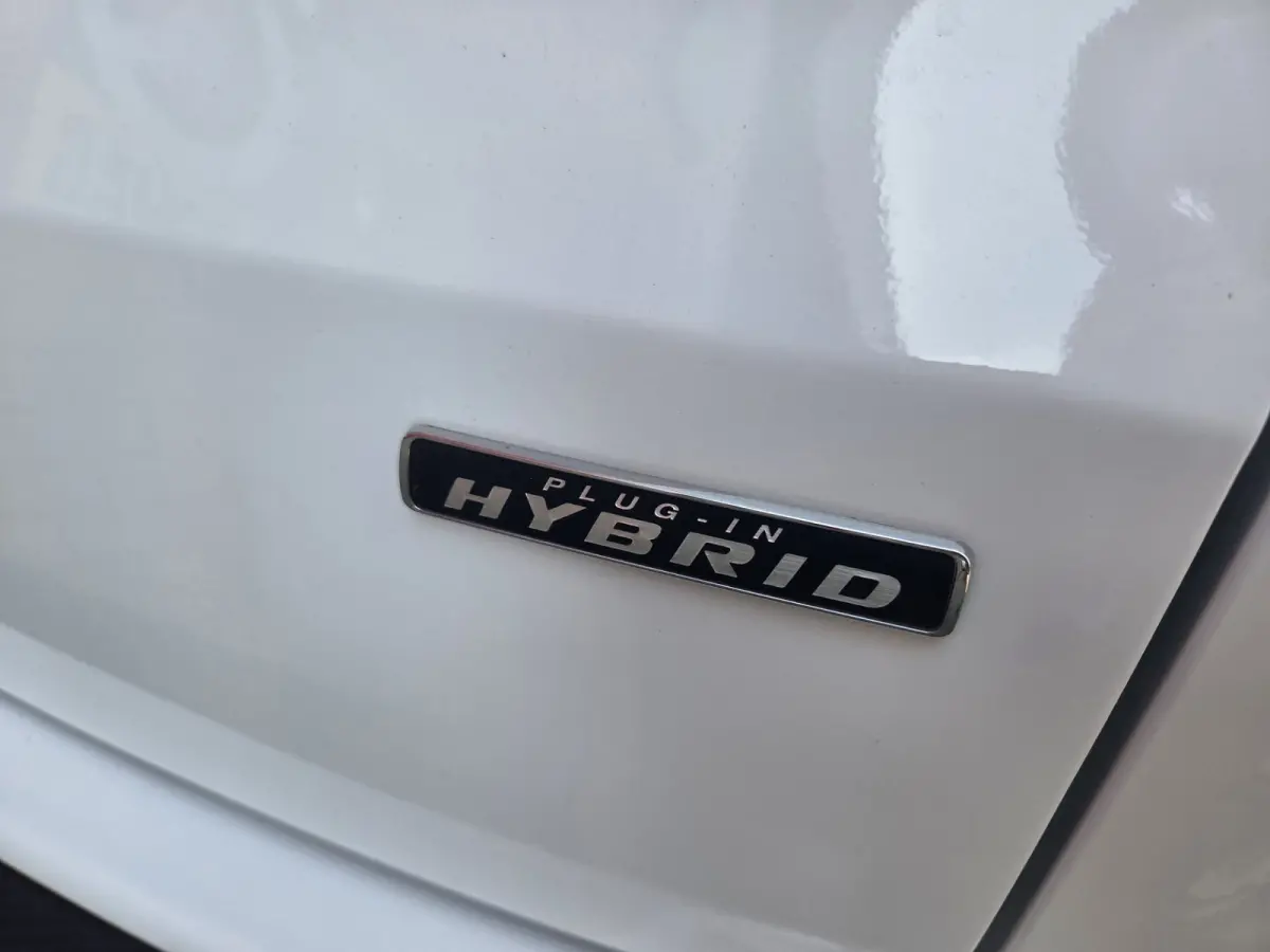 2.5 PHEV Titanium met nieuwe trekhaak!/ Parkeersensoren V+A / Navigatie/ Camera/ Stoelverwarming/ Rijklaarprijs!