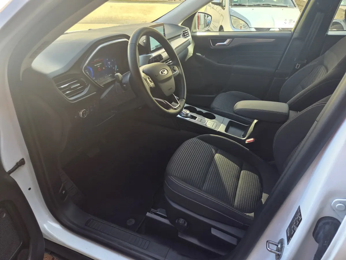 2.5 PHEV Titanium met nieuwe trekhaak!/ Parkeersensoren V+A / Navigatie/ Camera/ Stoelverwarming/ Rijklaarprijs!