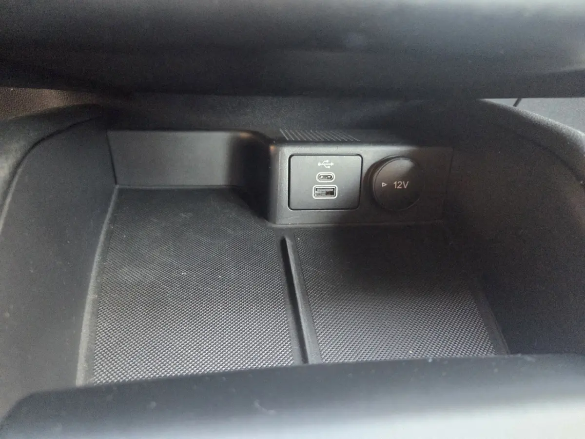 2.5 PHEV Titanium met nieuwe trekhaak!/ Parkeersensoren V+A / Navigatie/ Camera/ Stoelverwarming/ Rijklaarprijs!