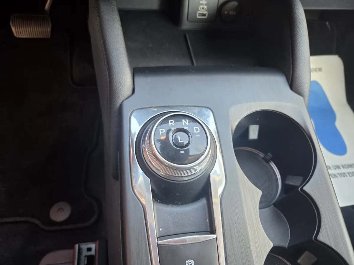 2.5 PHEV Titanium met nieuwe trekhaak!/ Parkeersensoren V+A / Navigatie/ Camera/ Stoelverwarming/ Rijklaarprijs!