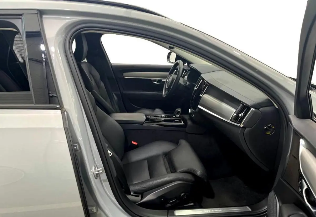 2.0 T6 Plug-in hybrid AWD Plus Dark Trekhaak - Adaptieve Cruise Control - Harman Kardon - Stoelverwarming voor/achter - Full-LED Active High Beam koplampen - Pilot Assist -