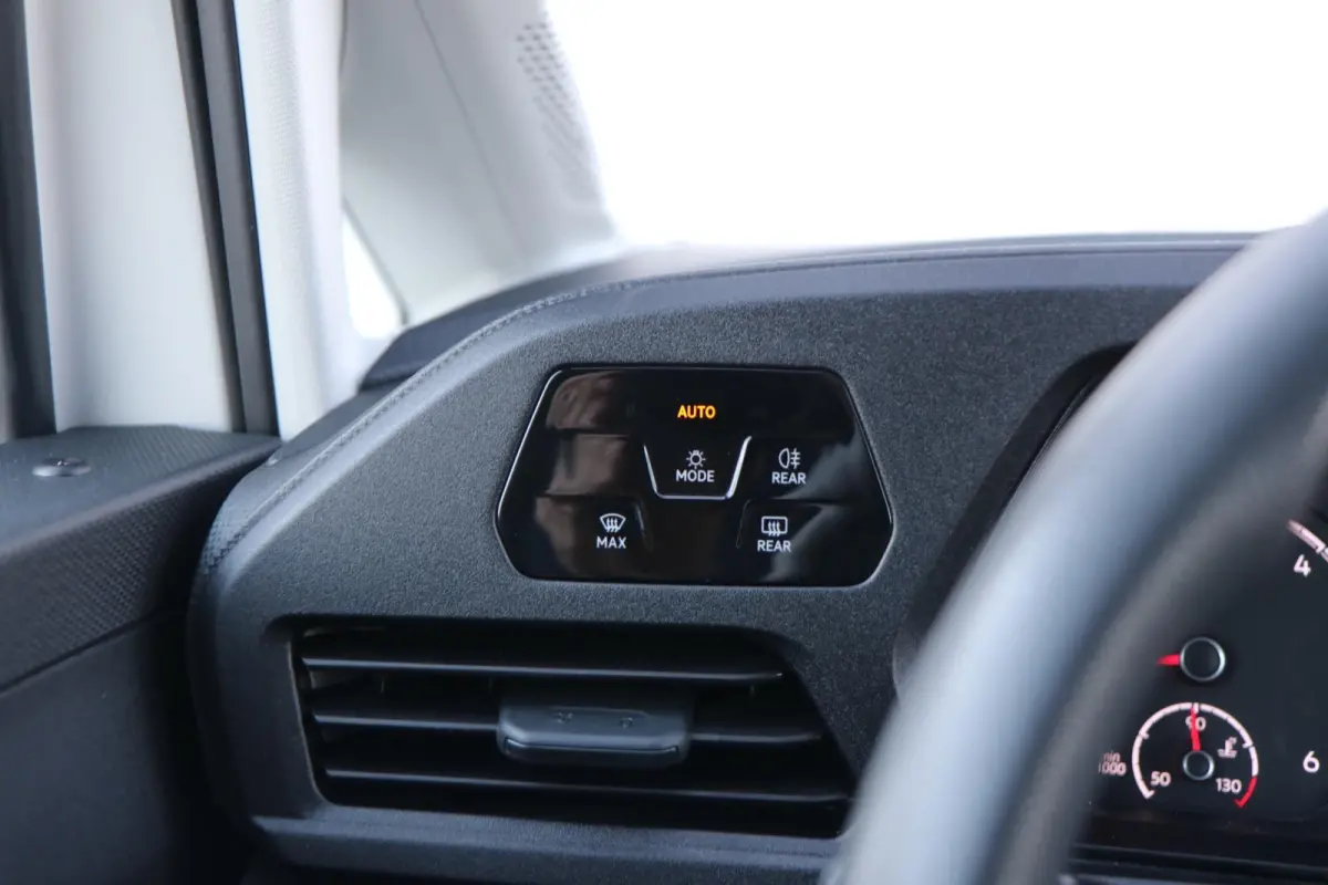 2.0 TDI 102pk | Airco | Parkeersensoren Achter | DAB+ | App-Connect |