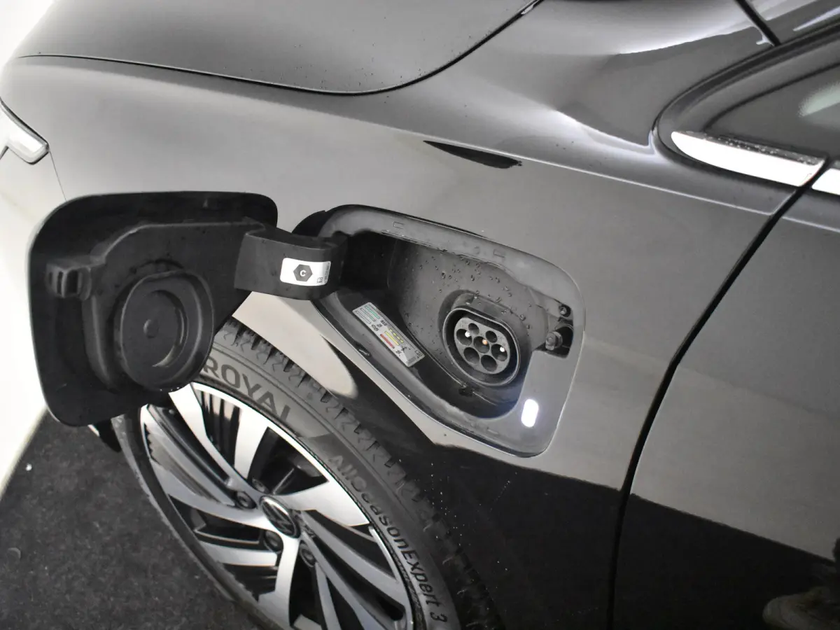 1.4 eHybrid Style 204pk DSG/AUTO l Camera l Elektr. Stoel incl geheugen & Massage l Adapt. Cr Control  l Full LED l PDC V en A l  DAB | 16" LMV