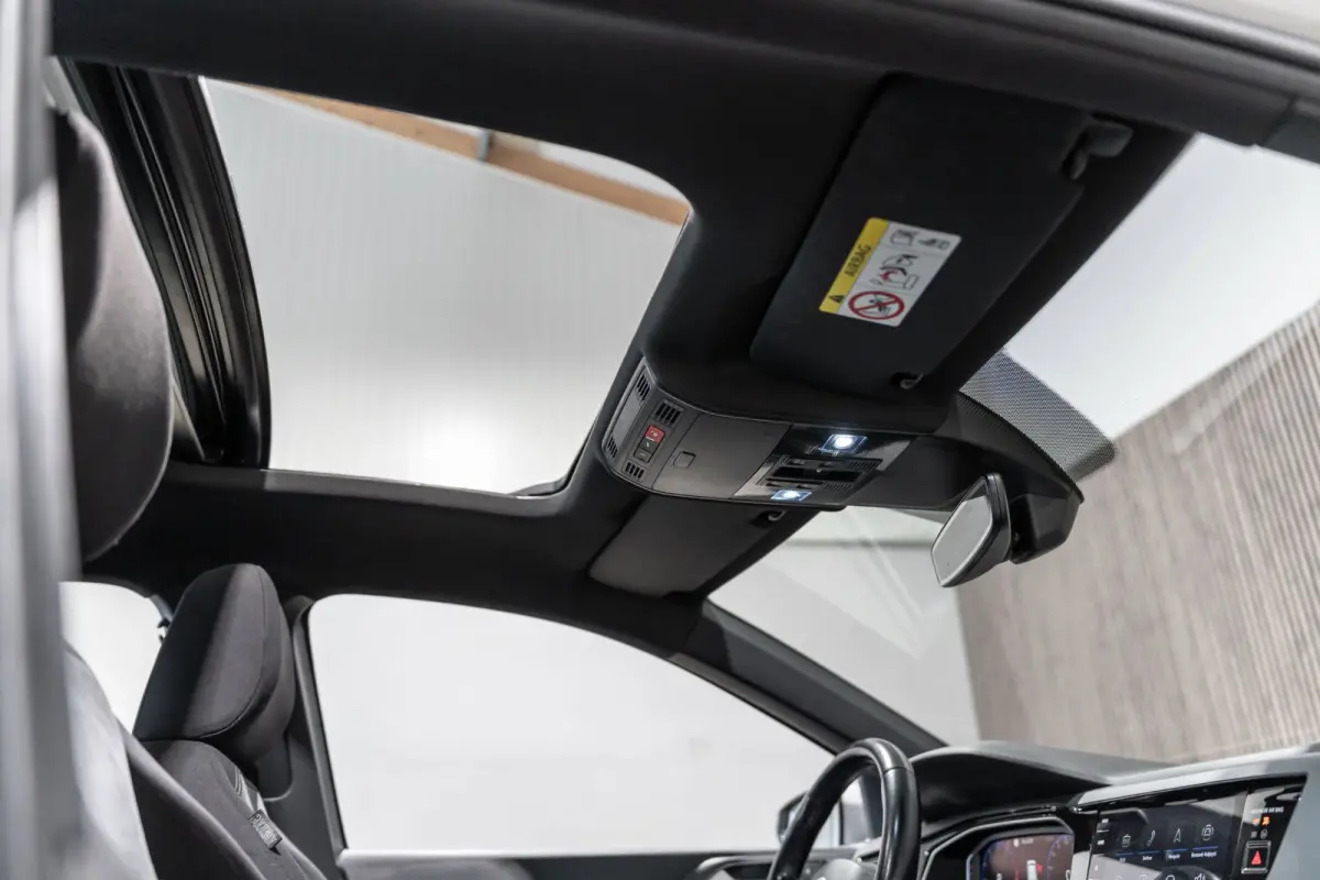1.0 TSI R-line DSG Pano IQ Navi Camera