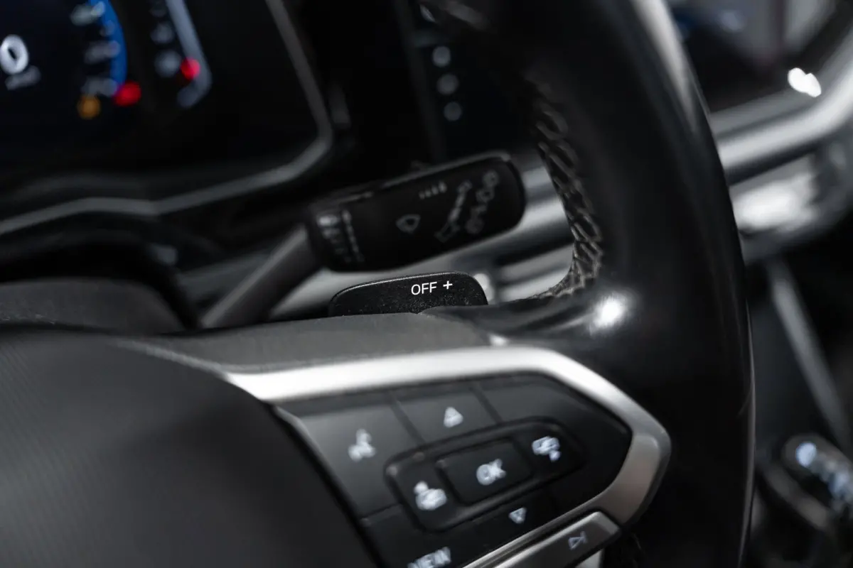 1.0 TSI R-line DSG Pano IQ Navi Camera