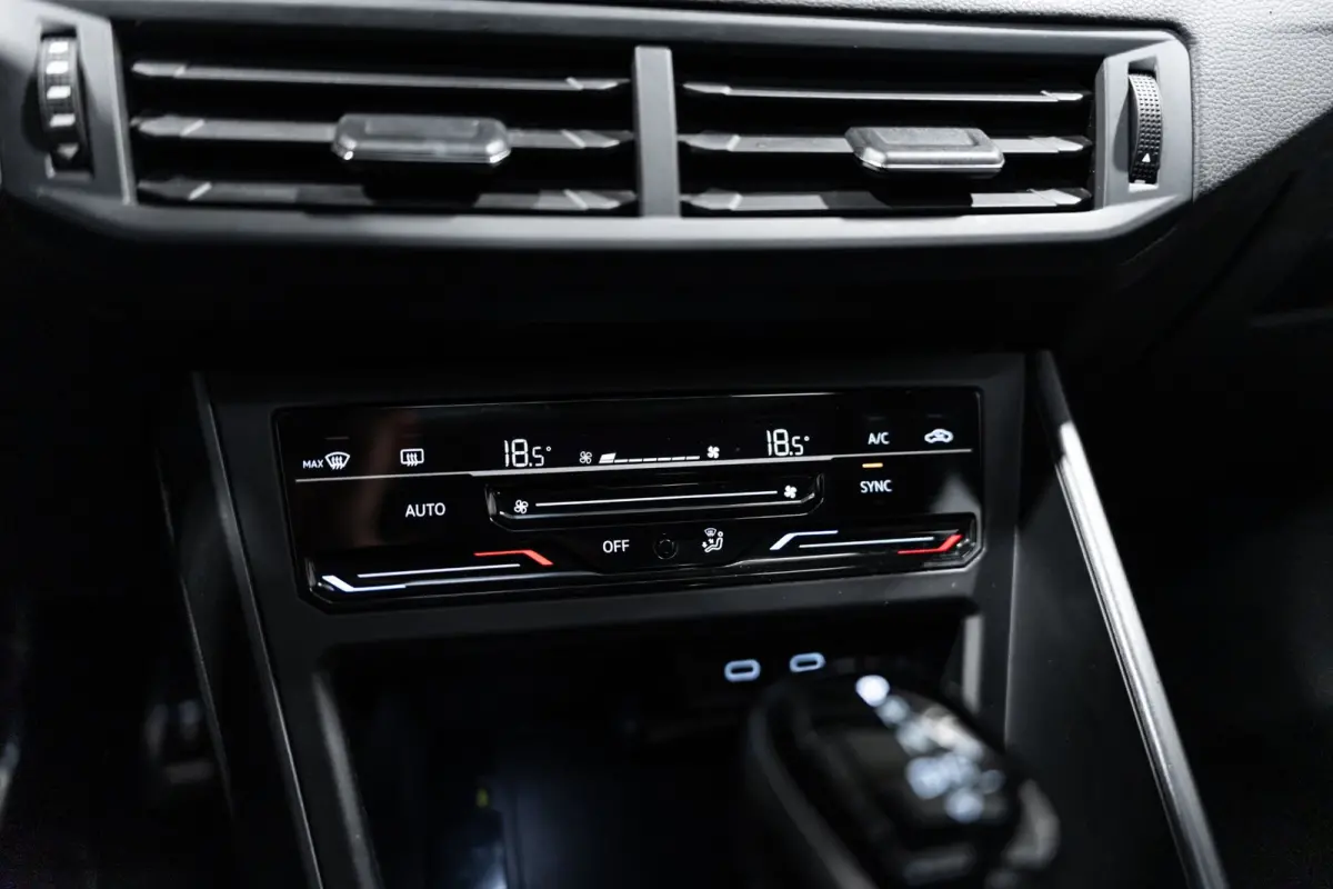 1.0 TSI R-line DSG Pano IQ Navi Camera
