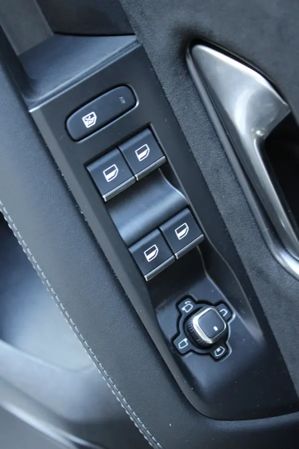 1.6 Turbo Plug-in-Hybrid Business Edition | Tot 8 jaar garantie | Schuif-kanteldak | Focal Audio | 360 camera | Lederen bekleding |