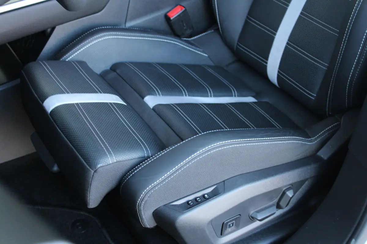 1.6 Turbo Plug-in-Hybrid Business Edition | Tot 8 jaar garantie | Schuif-kanteldak | Focal Audio | 360 camera | Lederen bekleding |