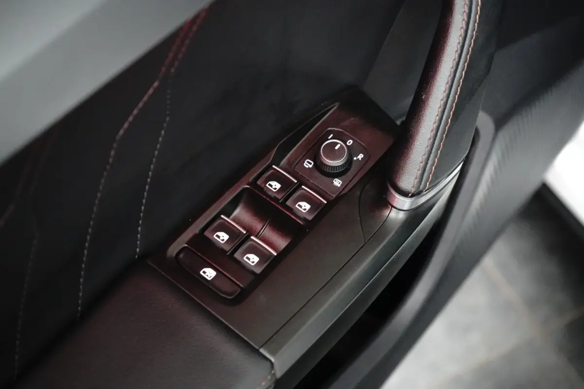 1.4 TSI e-Hybrid Essential 245PK | Pano | Stoelverwarming | Adap. Cruise | Camera | Apple Carplay | Navigatie
