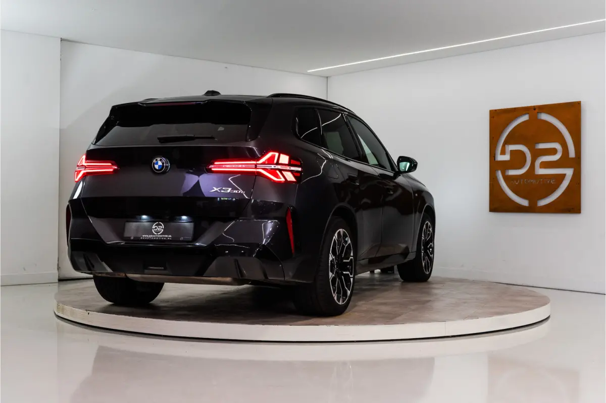 30e xDrive M-Sport 299PK | Sophisto | Glow | Pano | Harman/Kardon | Sfeer | 360 | VOL! Fabrieksgarantie
