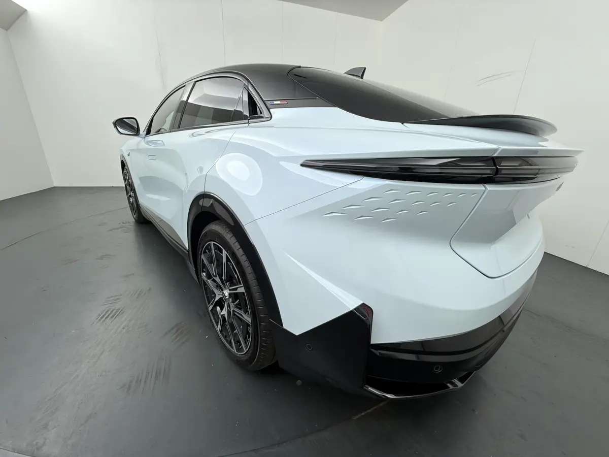 GT 89kWh | Pack Driving | Devialet® XtremeSound audiosysteem | AC-lader 22 kW | Interieurafwerking in forged carbon & Alcantara® |
