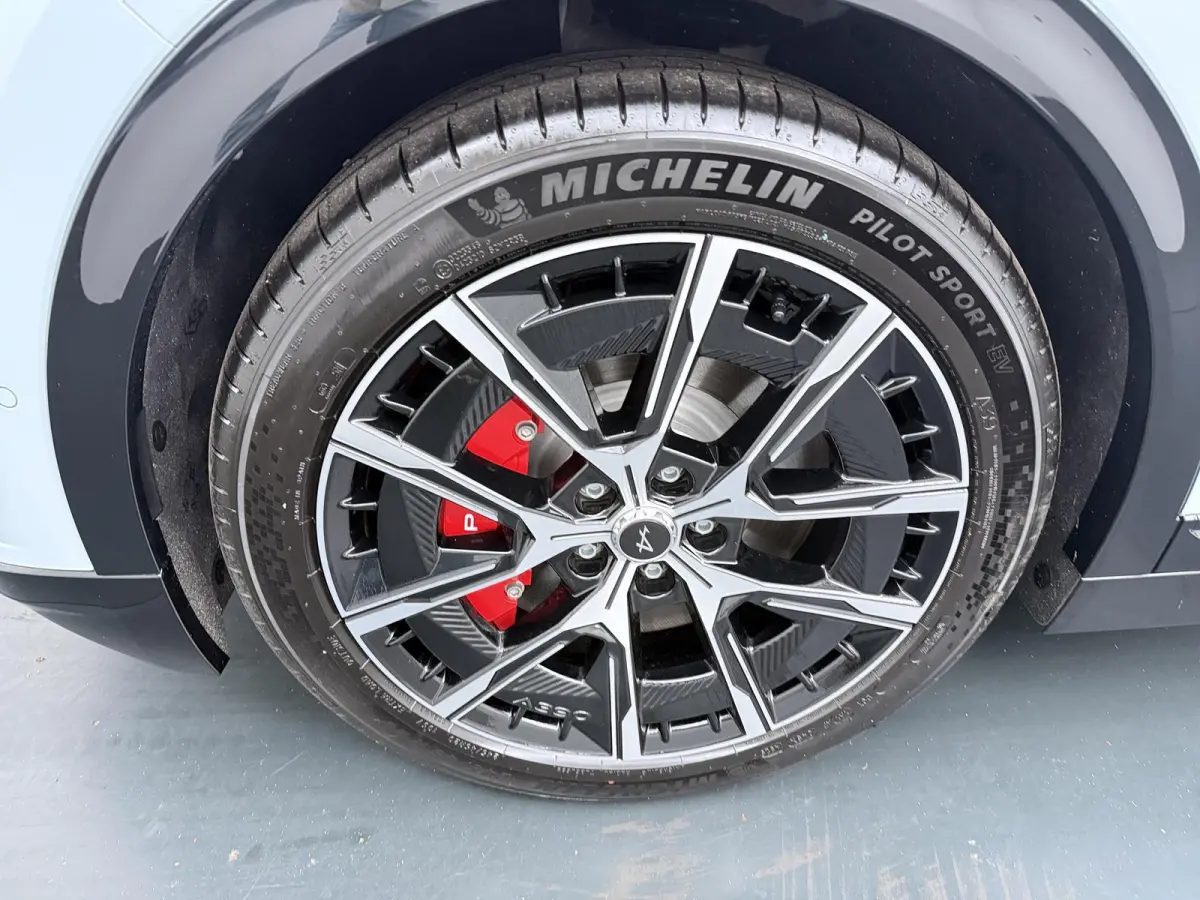 GT 89kWh | Pack Driving | Devialet® XtremeSound audiosysteem | AC-lader 22 kW | Interieurafwerking in forged carbon & Alcantara® |
