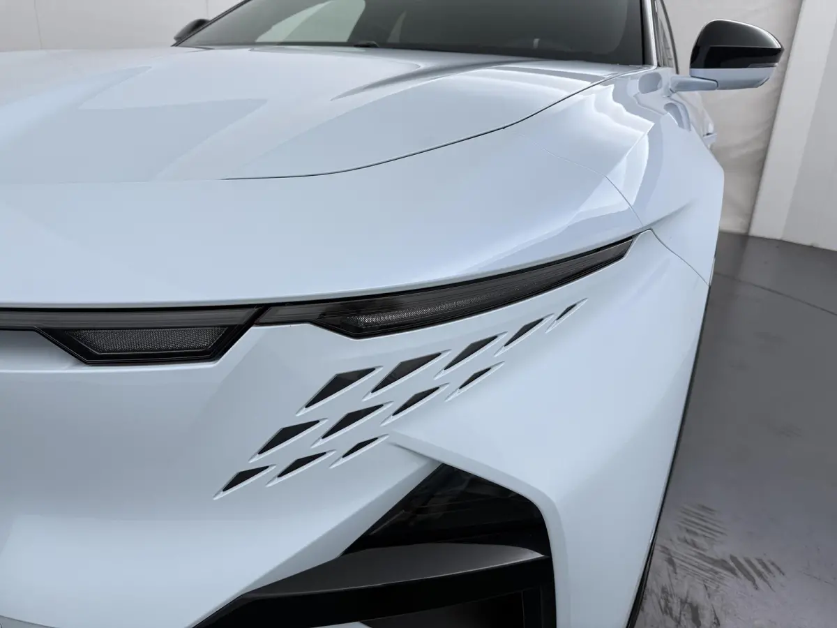 GT 89kWh | Pack Driving | Devialet® XtremeSound audiosysteem | AC-lader 22 kW | Interieurafwerking in forged carbon & Alcantara® |