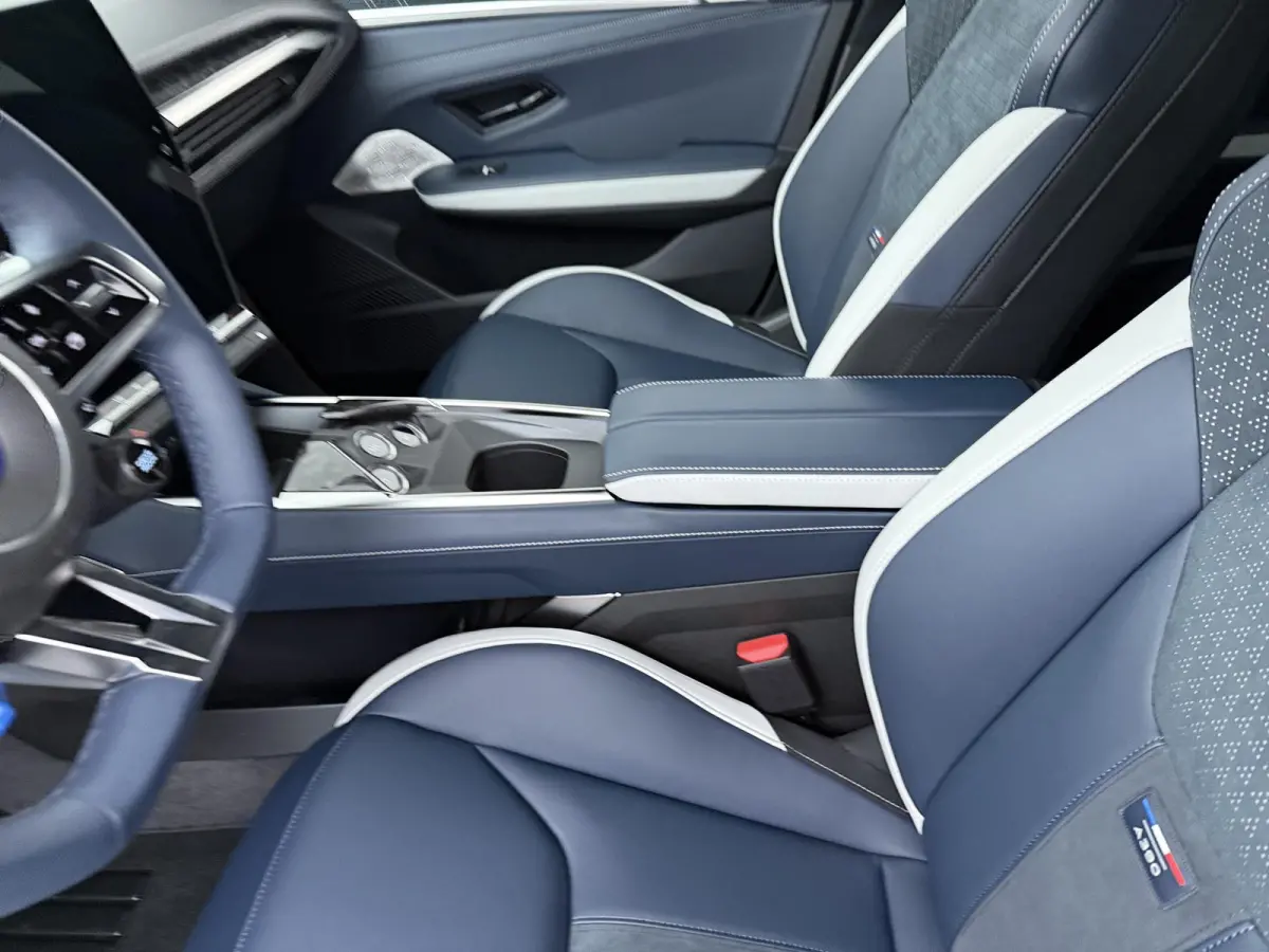 GT 89kWh | Pack Driving | Devialet® XtremeSound audiosysteem | AC-lader 22 kW | Interieurafwerking in forged carbon & Alcantara® |
