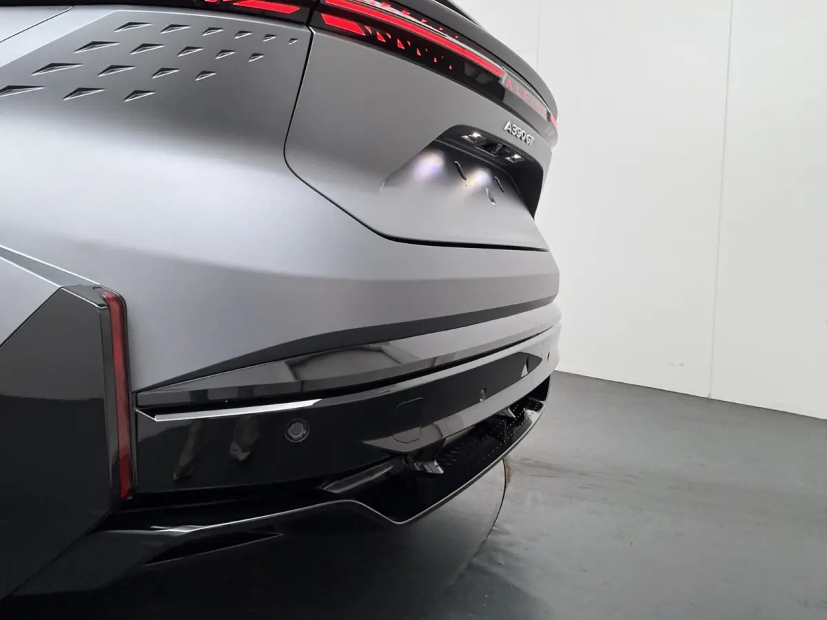 GT 89kWh | Pack Driving | Devialet® XtremeSound audiosysteem | Geweven carbon interieurafwerking | 20'' lichtmetalen CRISTAL-wielen Noir mat |