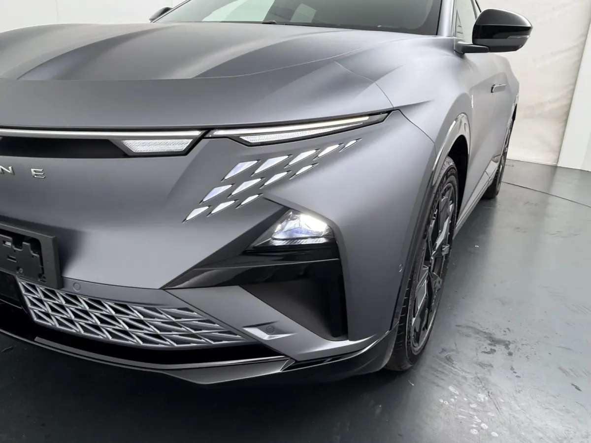 GT 89kWh | Pack Driving | Devialet® XtremeSound audiosysteem | Geweven carbon interieurafwerking | 20'' lichtmetalen CRISTAL-wielen Noir mat |