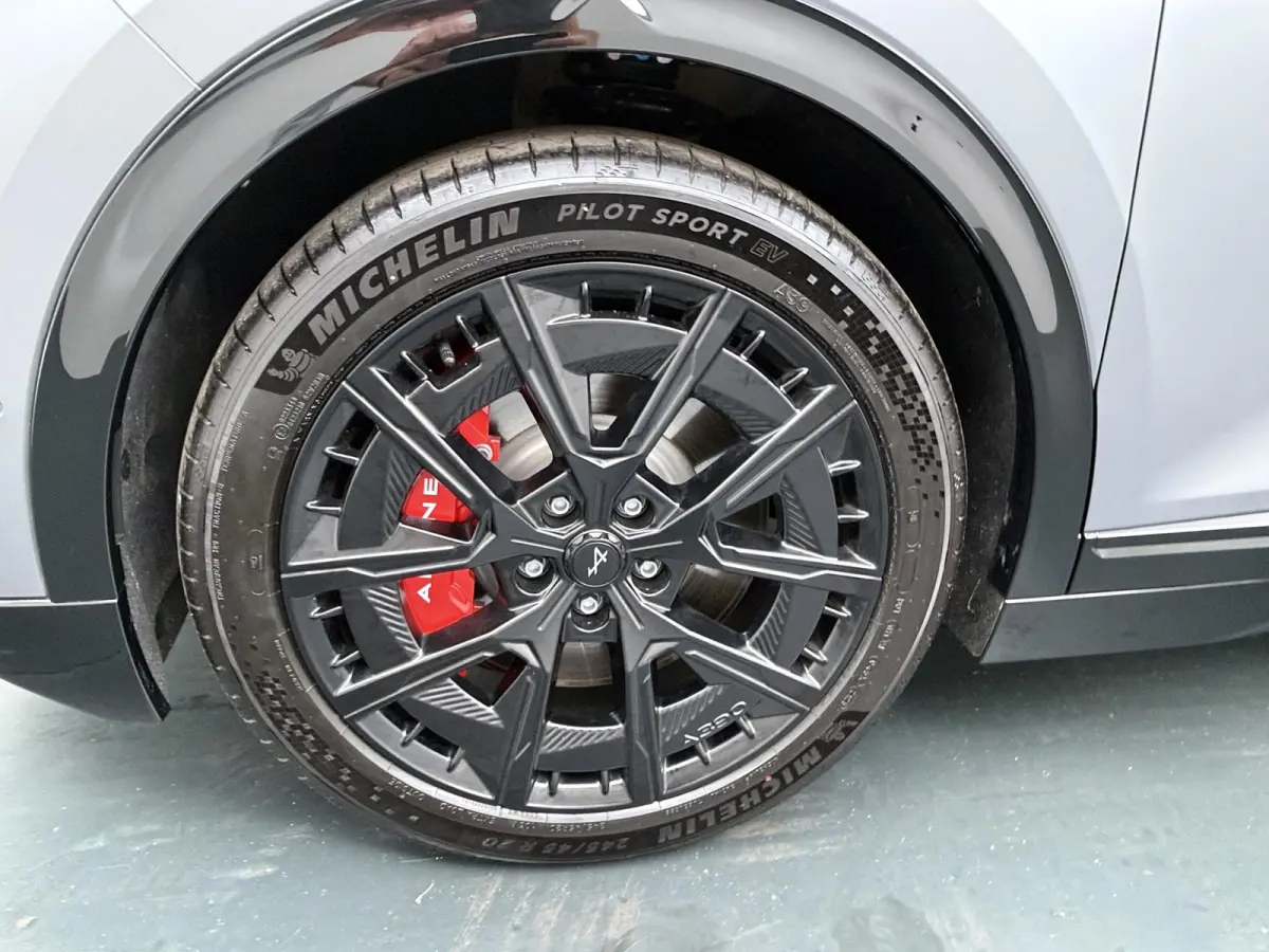 GT 89kWh | Pack Driving | Devialet® XtremeSound audiosysteem | Geweven carbon interieurafwerking | 20'' lichtmetalen CRISTAL-wielen Noir mat |