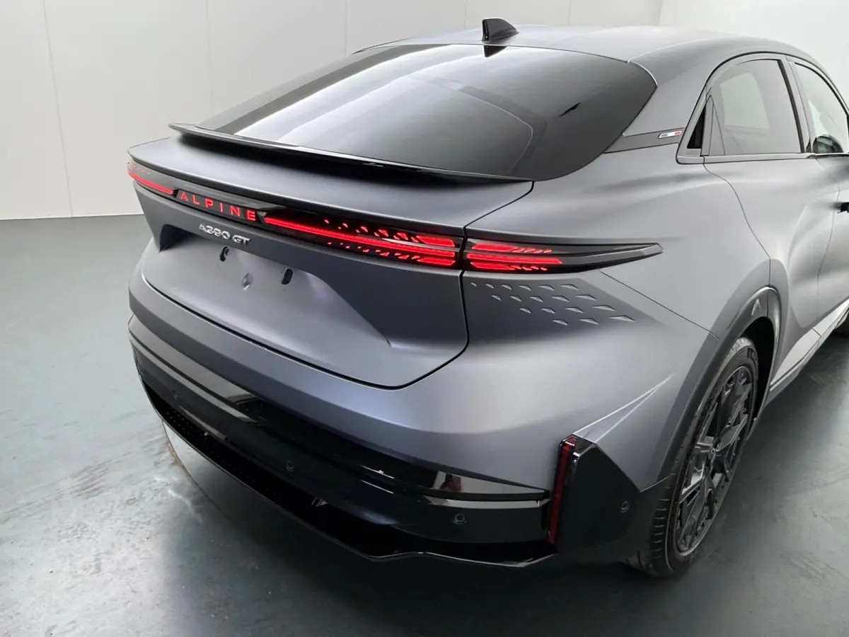GT 89kWh | Pack Driving | Devialet® XtremeSound audiosysteem | Geweven carbon interieurafwerking | 20'' lichtmetalen CRISTAL-wielen Noir mat |