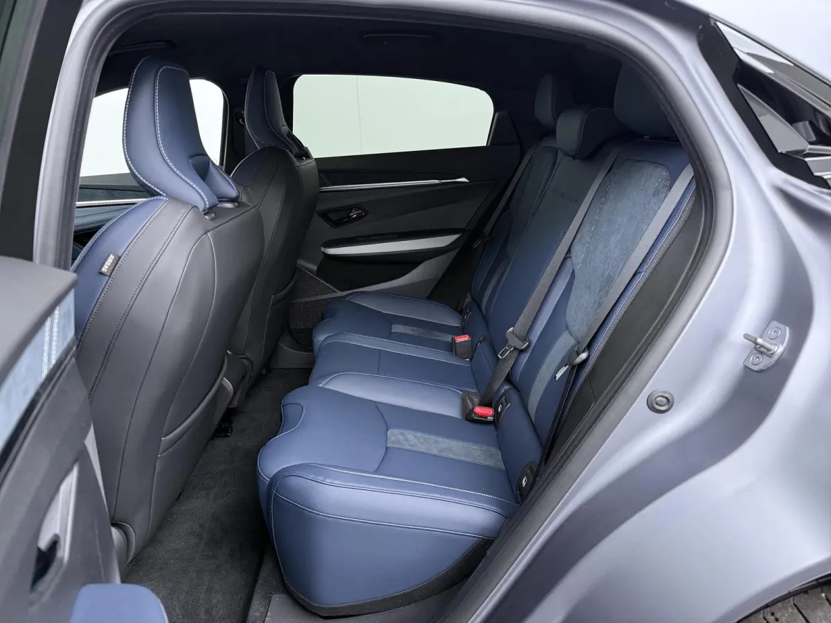 GT 89kWh | Pack Driving | Devialet® XtremeSound audiosysteem | Alcantara® hemelbekleding | 20'' lichtmetalen CRISTAL-wielen Noir mat |