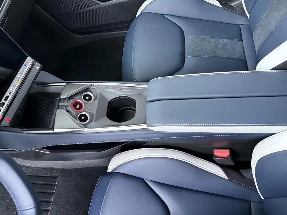 GT 89kWh | Pack Driving | Devialet® XtremeSound audiosysteem | Alcantara® hemelbekleding | 20'' lichtmetalen CRISTAL-wielen Noir mat |