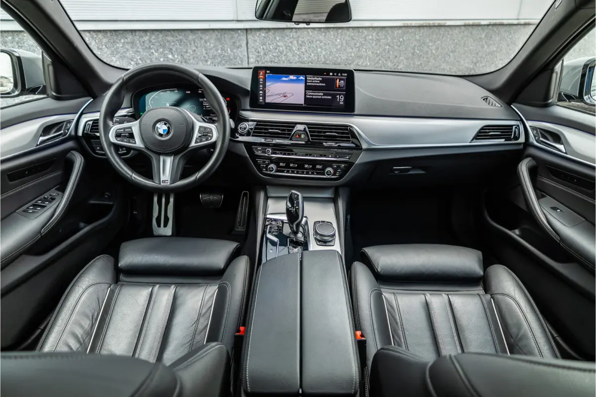 530i High Executive M-Sport 20inch / Bernina Grau / Pano / Camera / Laser