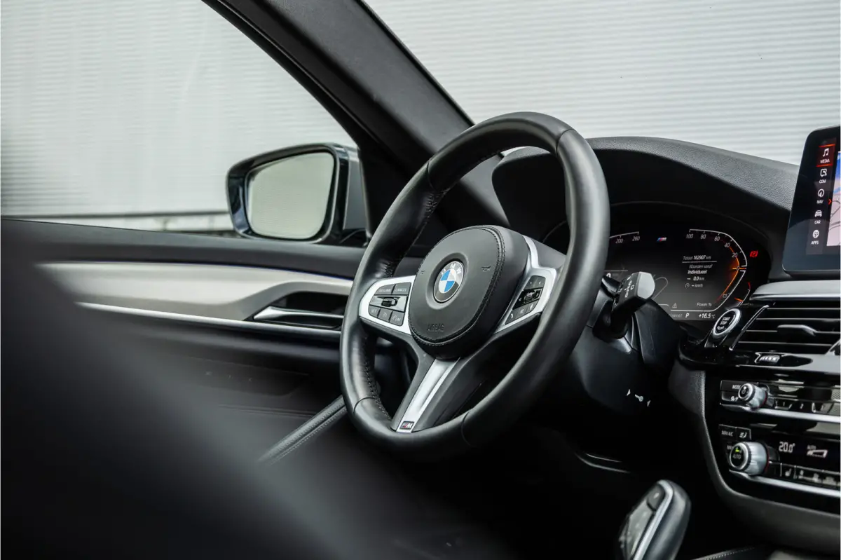 530i High Executive M-Sport 20inch / Bernina Grau / Pano / Camera / Laser
