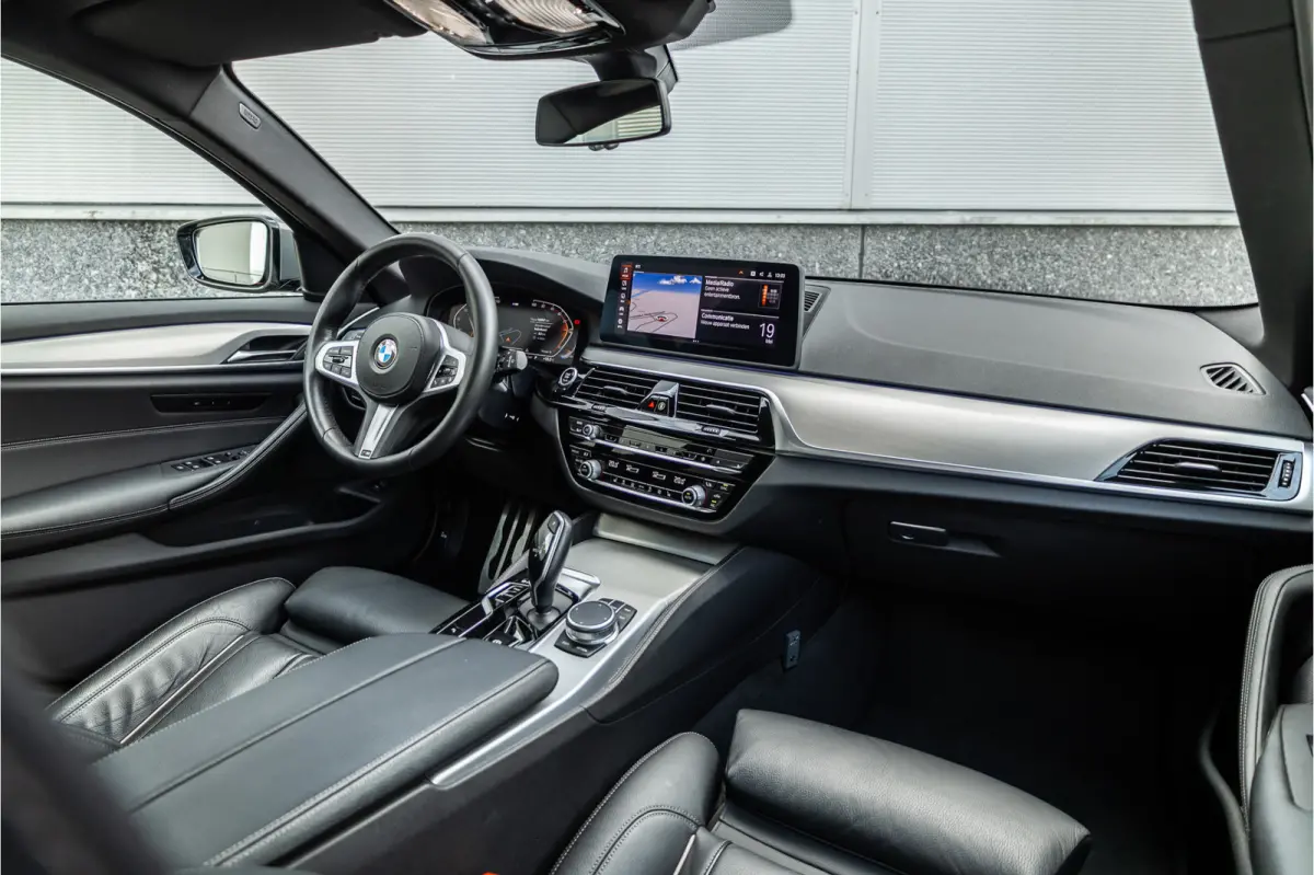 530i High Executive M-Sport 20inch / Bernina Grau / Pano / Camera / Laser