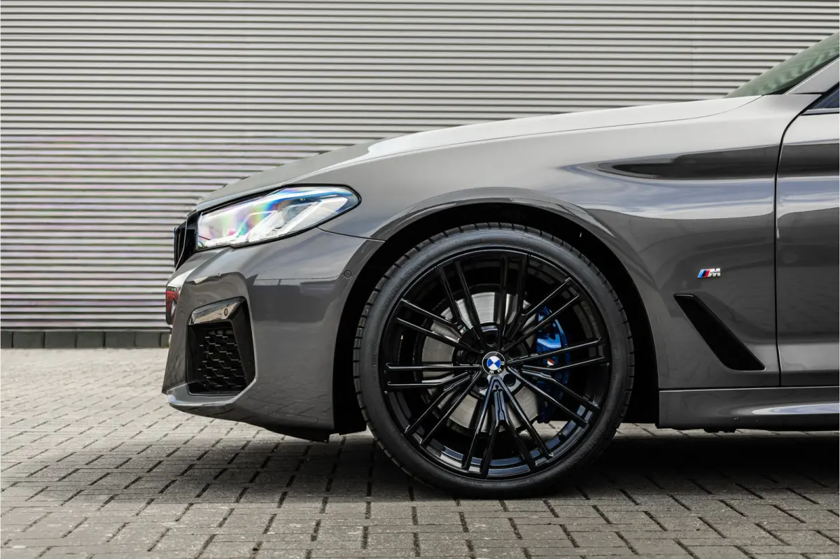 530i High Executive M-Sport 20inch / Bernina Grau / Pano / Camera / Laser