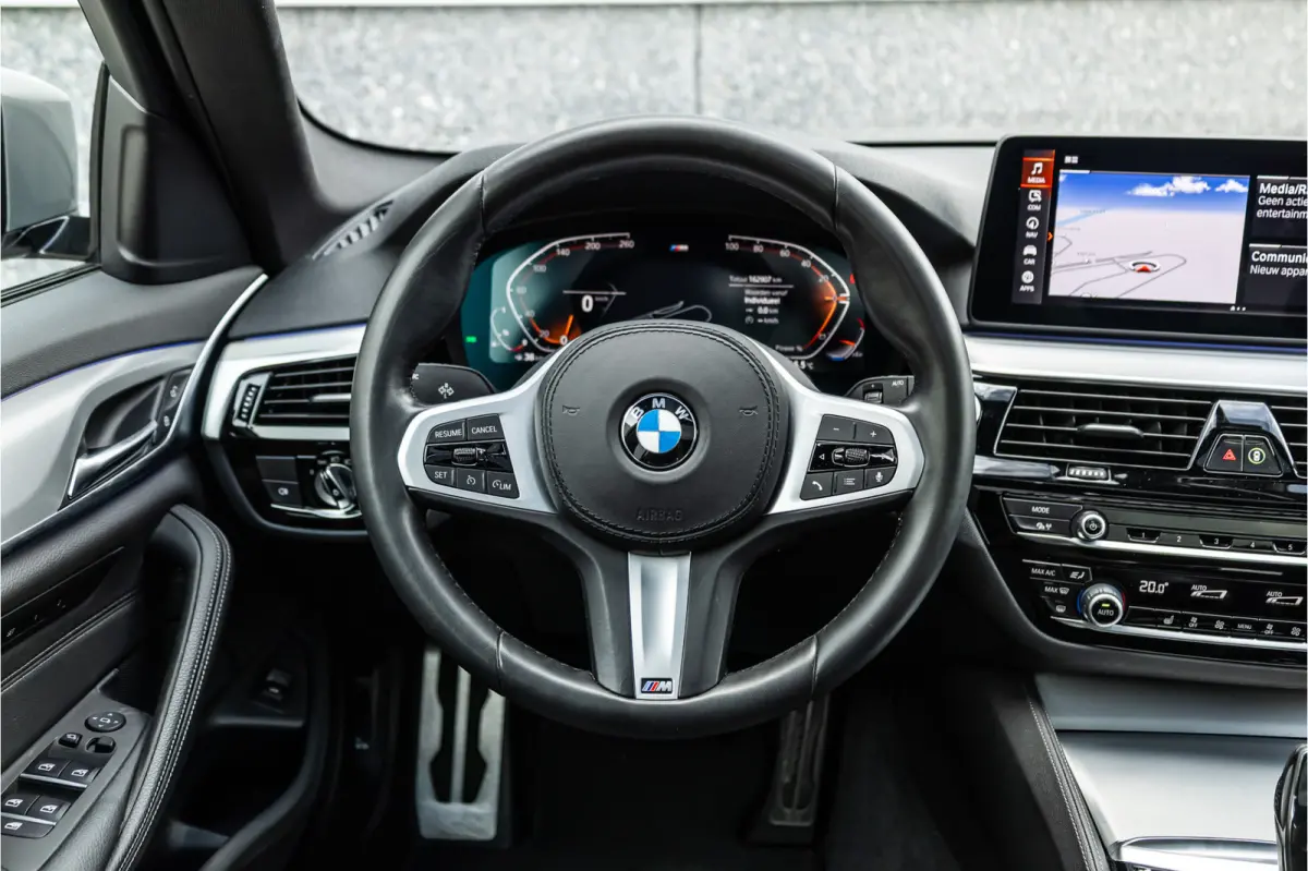 530i High Executive M-Sport 20inch / Bernina Grau / Pano / Camera / Laser