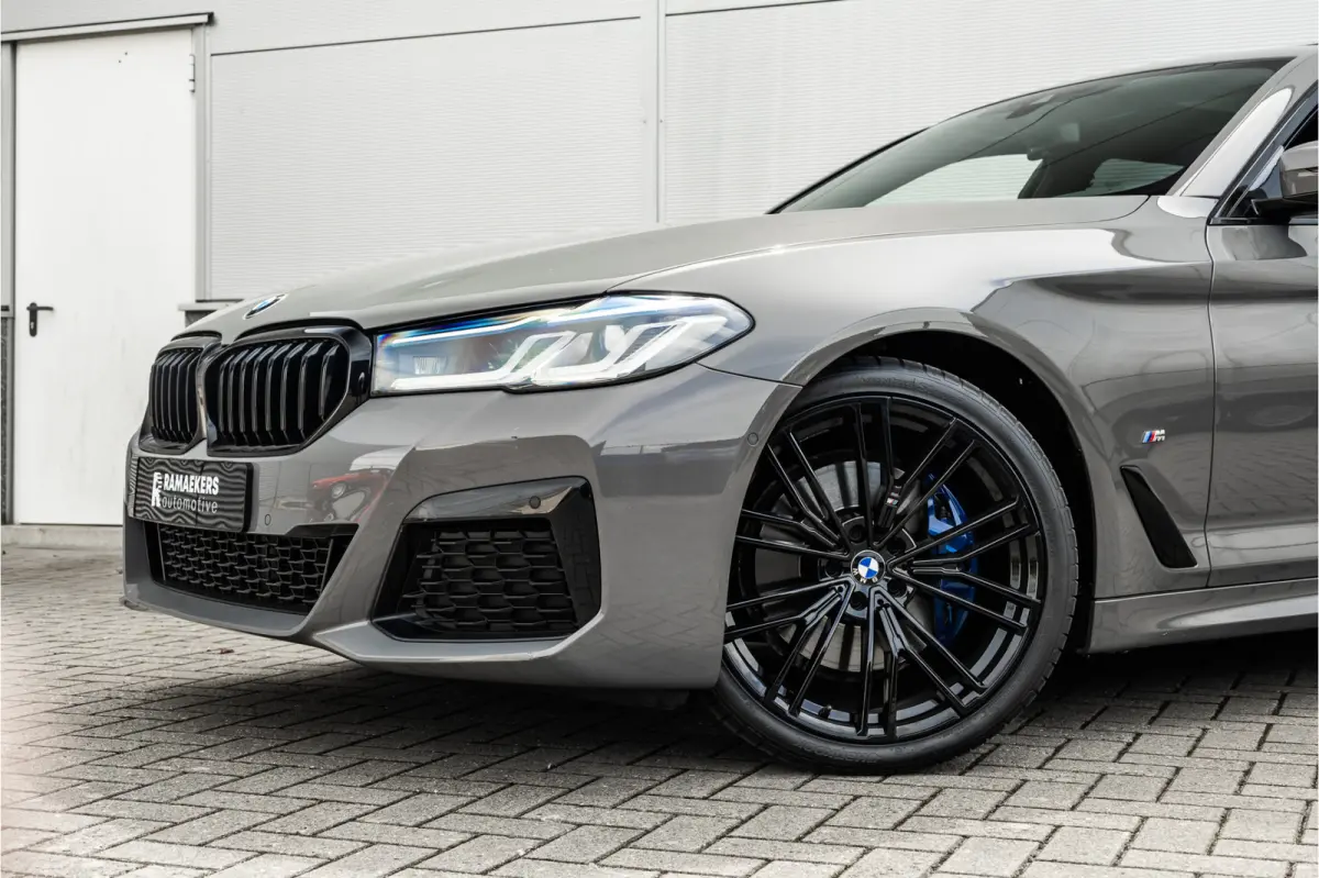 530i High Executive M-Sport 20inch / Bernina Grau / Pano / Camera / Laser