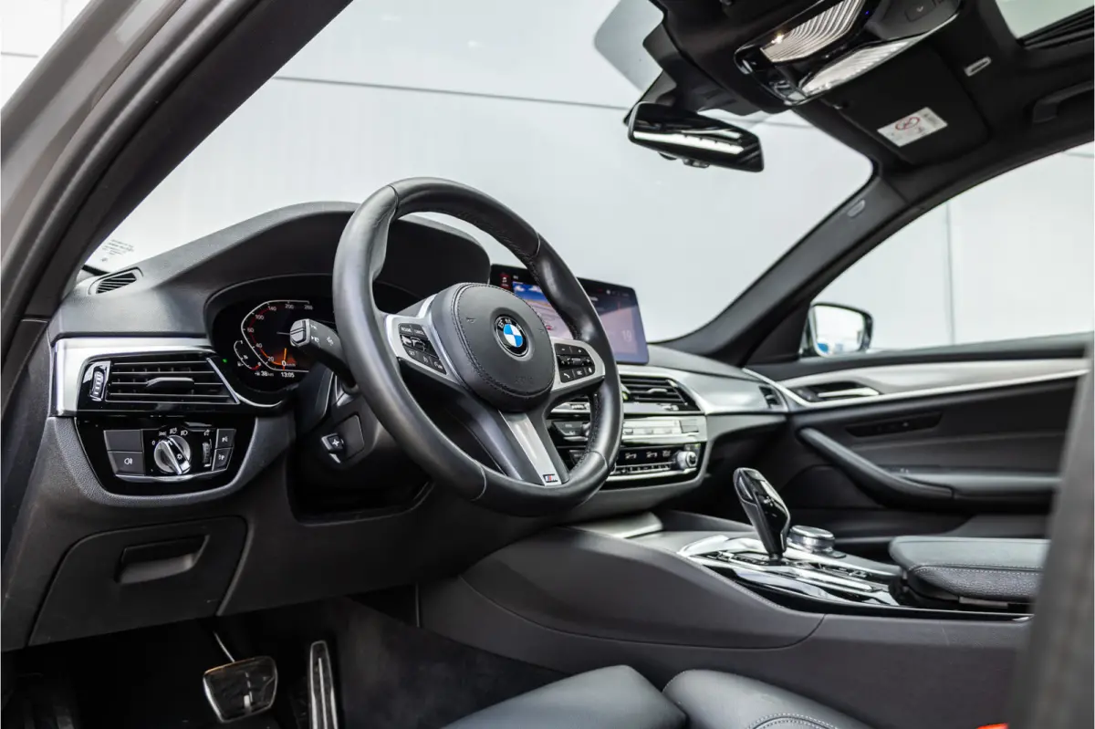 530i High Executive M-Sport 20inch / Bernina Grau / Pano / Camera / Laser