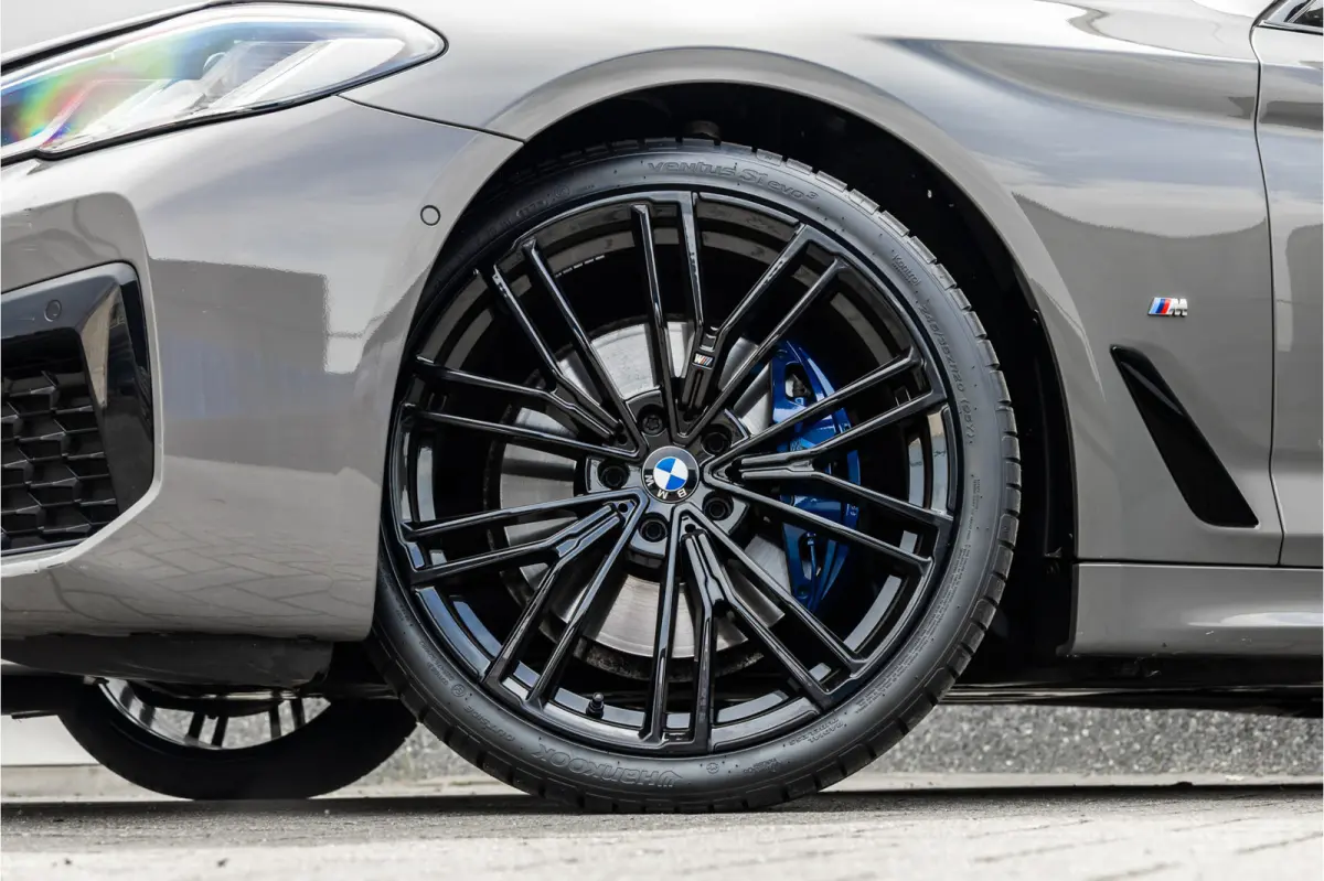 530i High Executive M-Sport 20inch / Bernina Grau / Pano / Camera / Laser