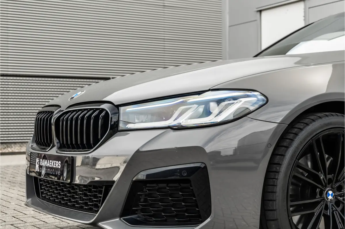 530i High Executive M-Sport 20inch / Bernina Grau / Pano / Camera / Laser