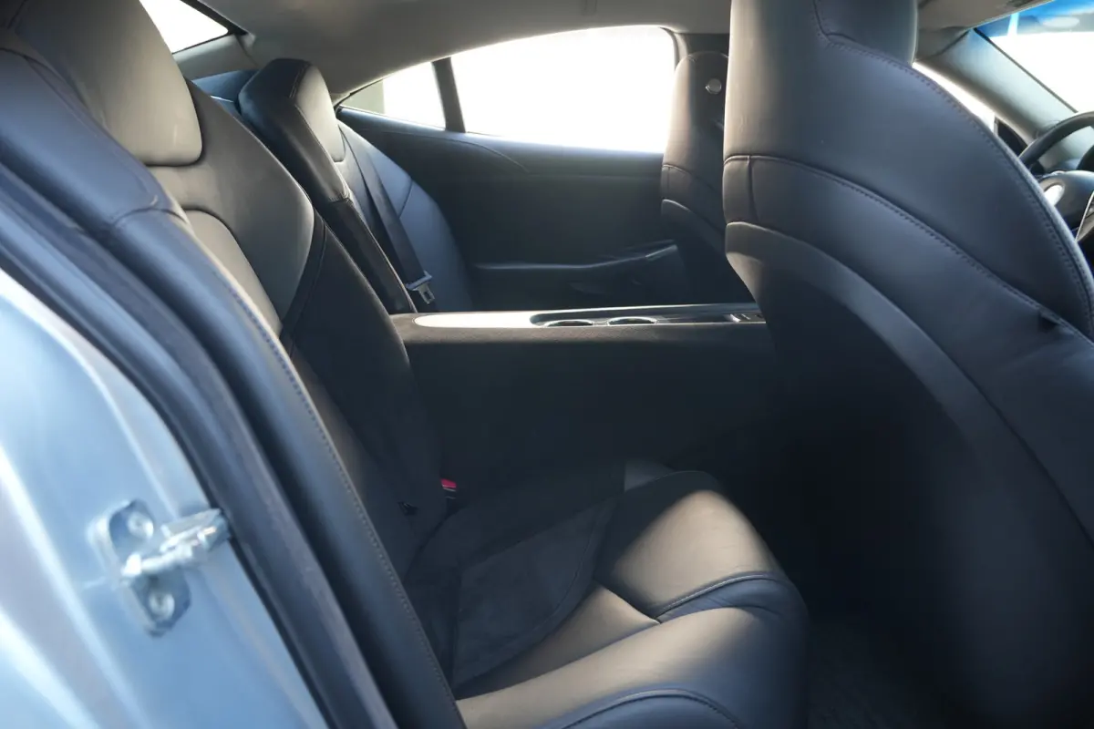2.0 EcoChic | 408PK | Hybride | 22" | Keyless | Navigatie | Camera | Stoelverwarming | Fisker KARMA 2.0 EcoChic 408 PK Hybride met 2.0 viercilinder, 22-inch lichtmetalen velgen, Keyless Entr