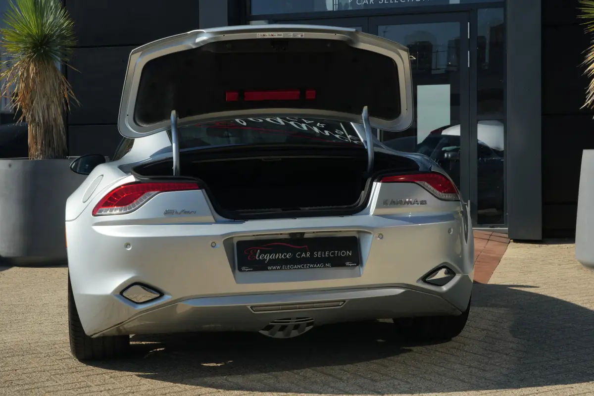 2.0 EcoChic | 408PK | Hybride | 22" | Keyless | Navigatie | Camera | Stoelverwarming | Fisker KARMA 2.0 EcoChic 408 PK Hybride met 2.0 viercilinder, 22-inch lichtmetalen velgen, Keyless Entr