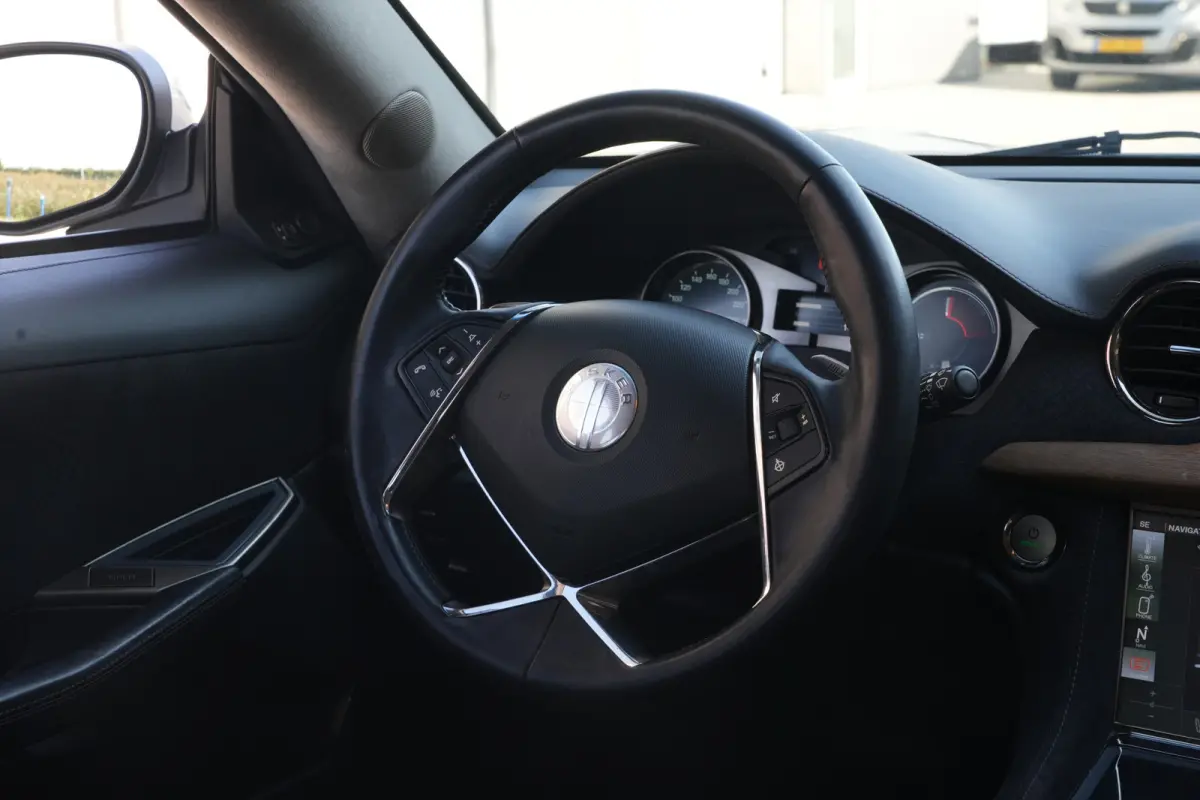 2.0 EcoChic | 408PK | Hybride | 22" | Keyless | Navigatie | Camera | Stoelverwarming | Fisker KARMA 2.0 EcoChic 408 PK Hybride met 2.0 viercilinder, 22-inch lichtmetalen velgen, Keyless Entr