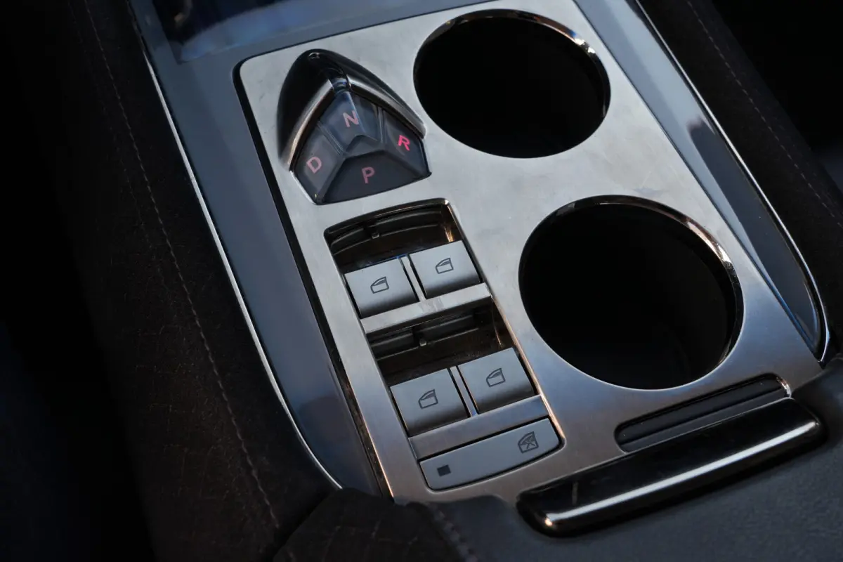2.0 EcoChic | 408PK | Hybride | 22" | Keyless | Navigatie | Camera | Stoelverwarming | Fisker KARMA 2.0 EcoChic 408 PK Hybride met 2.0 viercilinder, 22-inch lichtmetalen velgen, Keyless Entr