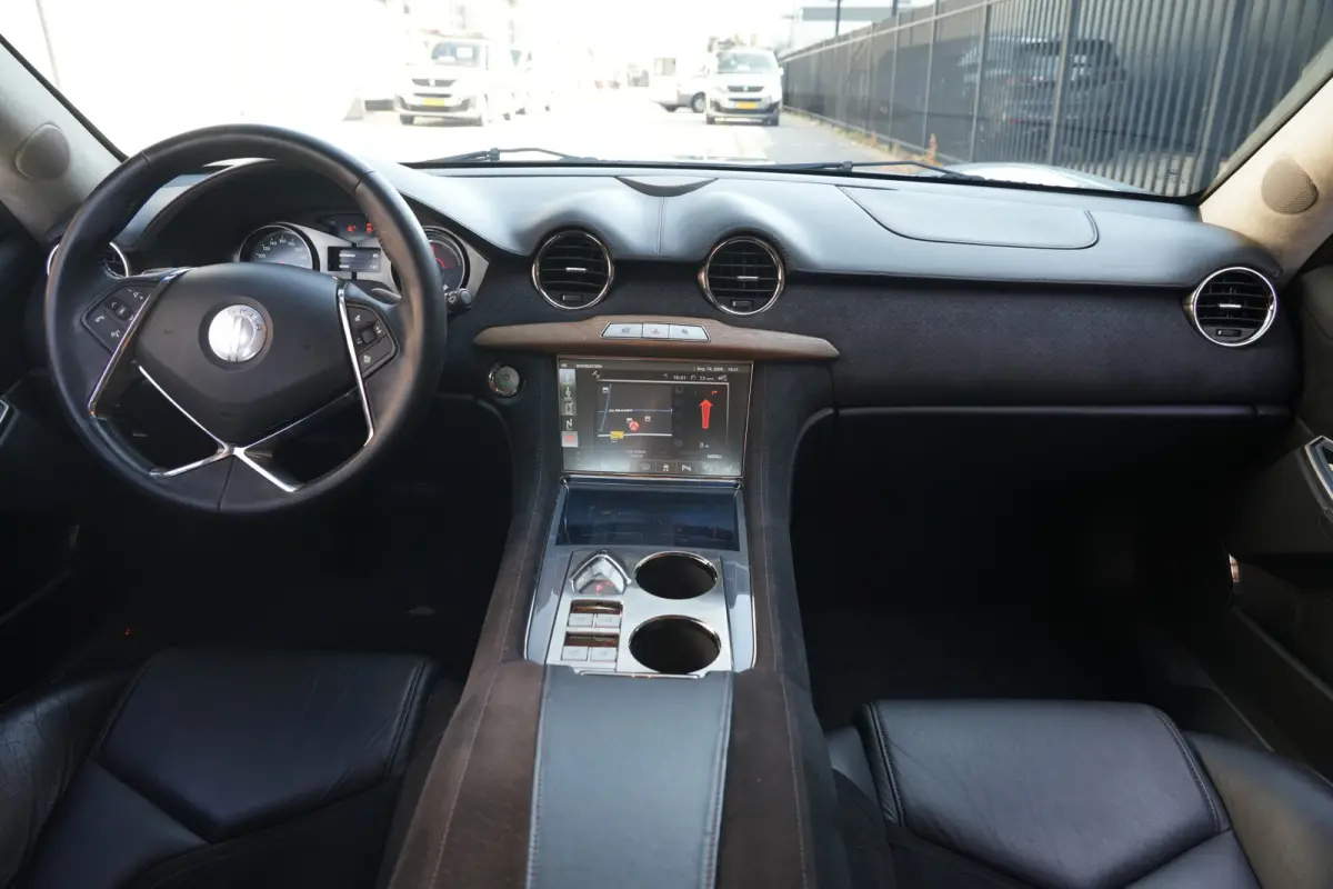 2.0 EcoChic | 408PK | Hybride | 22" | Keyless | Navigatie | Camera | Stoelverwarming | Fisker KARMA 2.0 EcoChic 408 PK Hybride met 2.0 viercilinder, 22-inch lichtmetalen velgen, Keyless Entr