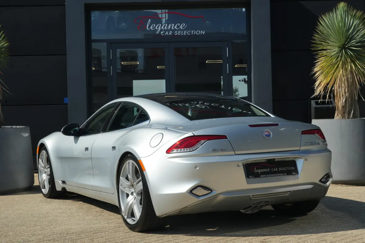 2.0 EcoChic | 408PK | Hybride | 22" | Keyless | Navigatie | Camera | Stoelverwarming | Fisker KARMA 2.0 EcoChic 408 PK Hybride met 2.0 viercilinder, 22-inch lichtmetalen velgen, Keyless Entr