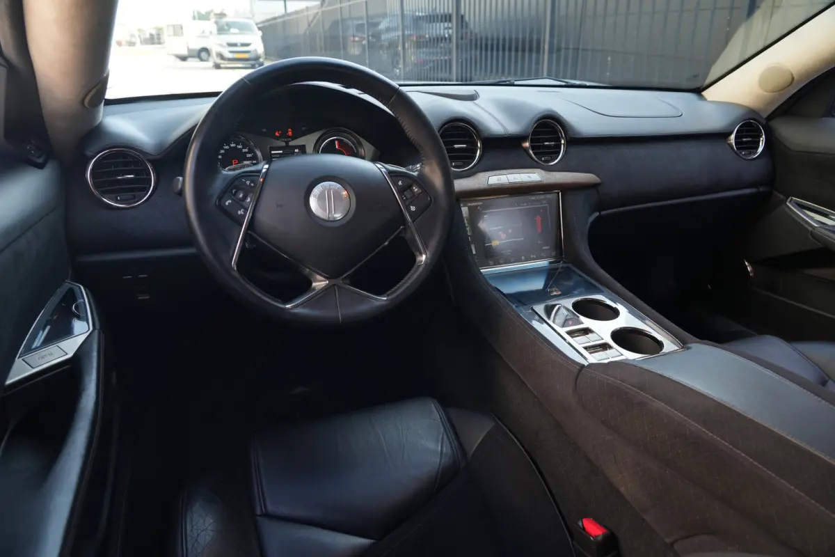 2.0 EcoChic | 408PK | Hybride | 22" | Keyless | Navigatie | Camera | Stoelverwarming | Fisker KARMA 2.0 EcoChic 408 PK Hybride met 2.0 viercilinder, 22-inch lichtmetalen velgen, Keyless Entr