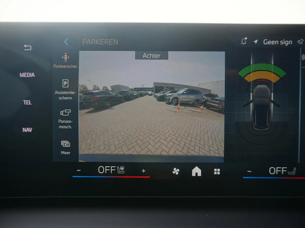 5-deurs 120 | M Sportpakket Pro | Panoramadak | Harman-Kardon | Driving Assistant Plus | Elektrisch verstelbare stoelen