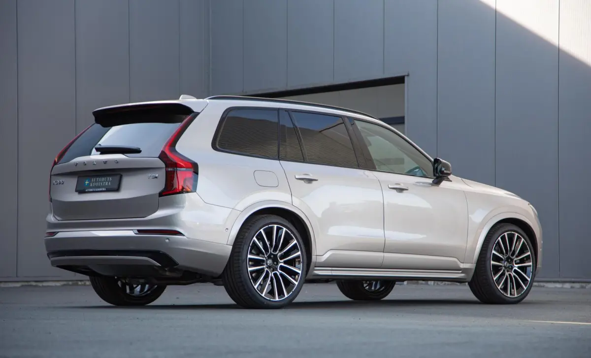 2.0 T8 Plug-in hybrid AWD Ultra Dark Full Option MY2026.5