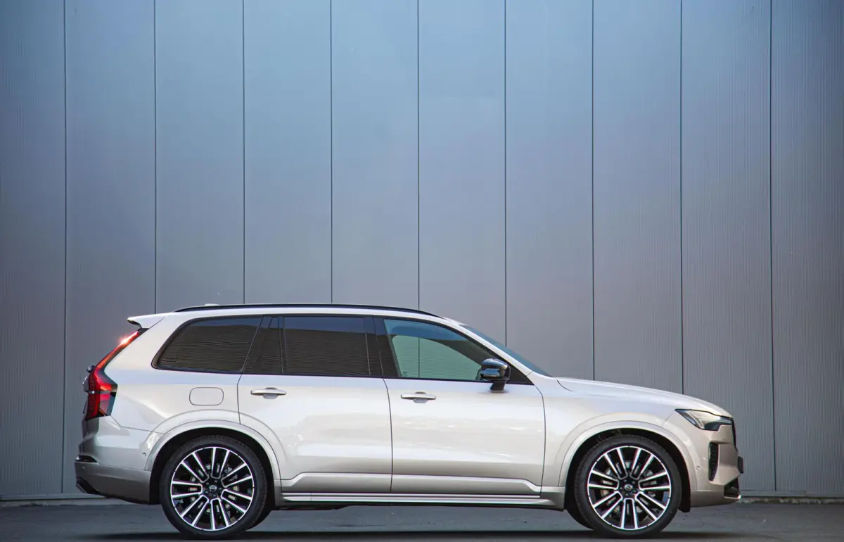 2.0 T8 Plug-in hybrid AWD Ultra Dark Full Option MY2026.5