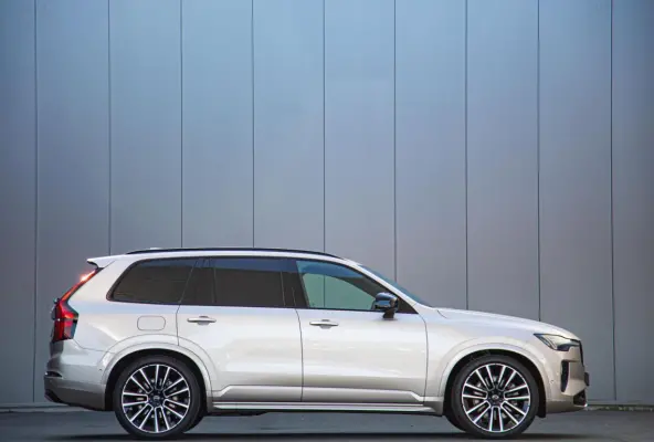 2.0 T8 Plug-in hybrid AWD Ultra Dark Full Option MY2026.5
