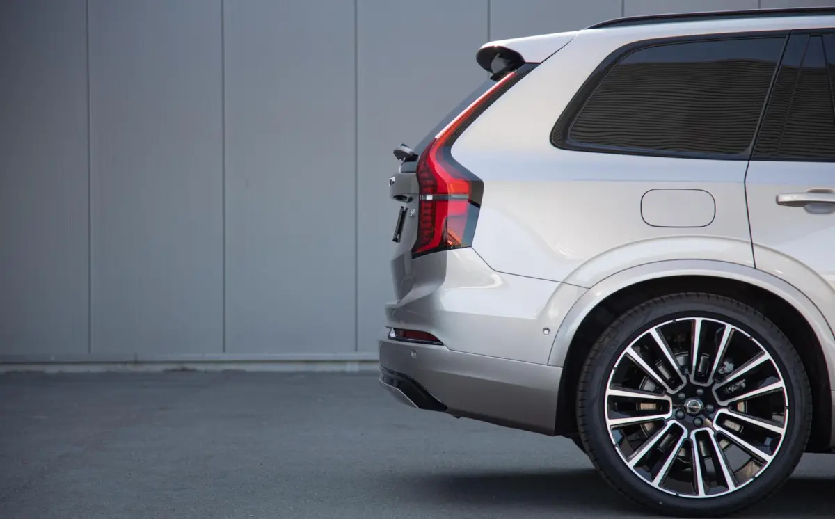2.0 T8 Plug-in hybrid AWD Ultra Dark Full Option MY2026.5